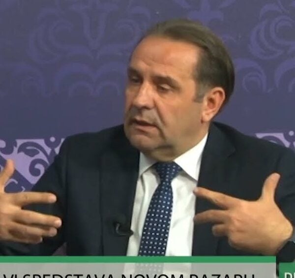 Шта смера Расим Љајић повлачењем са чела своје странке? Додавање мандата Вучићу или прелетање ка студентима?