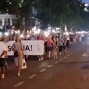„Студенти су Србија!“: Новосађани протестном шетњом обележили годину дана од напада СНС батинаша на грађане (ВИДЕО)