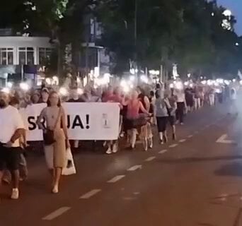 „Студенти су Србија!“: Новосађани протестном шетњом обележили годину дана од напада СНС батинаша на грађане (ВИДЕО)