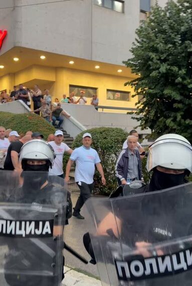 (ВИДЕО) Напето у Ужицу након митинга СНС: Ботови испраћени уз повике „усташе“, полиција јури народ по улици
