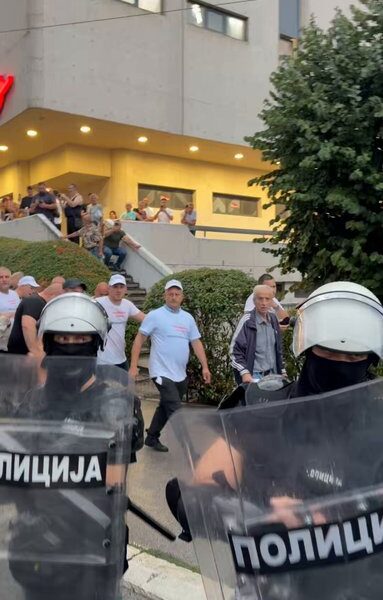 (ВИДЕО) Напето у Ужицу након митинга СНС: Ботови испраћени уз повике „усташе“, полиција јури народ по улици