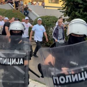 (ВИДЕО) Напето у Ужицу након митинга СНС: Ботови испраћени уз повике „усташе“, полиција  јури народ по улици