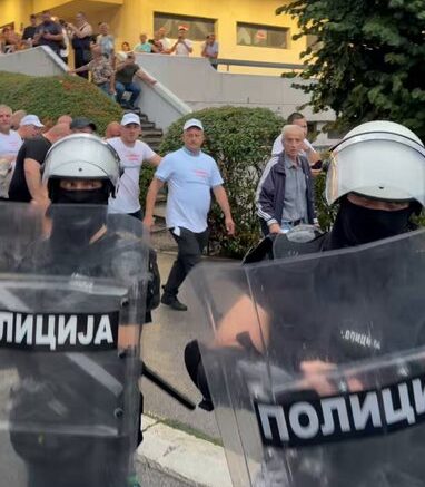 (ВИДЕО) Напето у Ужицу након митинга СНС: Ботови испраћени уз повике „усташе“, полиција јури народ по улици