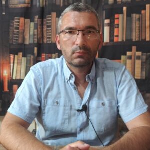 Паровић: Вучић неће изборе, хоће рат! Шаље батинаше са ликом Младића јер не сме генералу на сахрану (ВИДЕО)