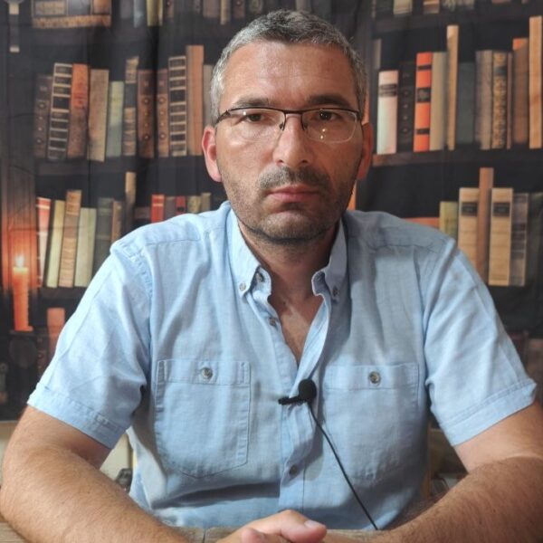 Паровић: Вучић неће изборе, хоће рат! Шаље батинаше са ликом Младића јер не сме генералу на сахрану (ВИДЕО)
