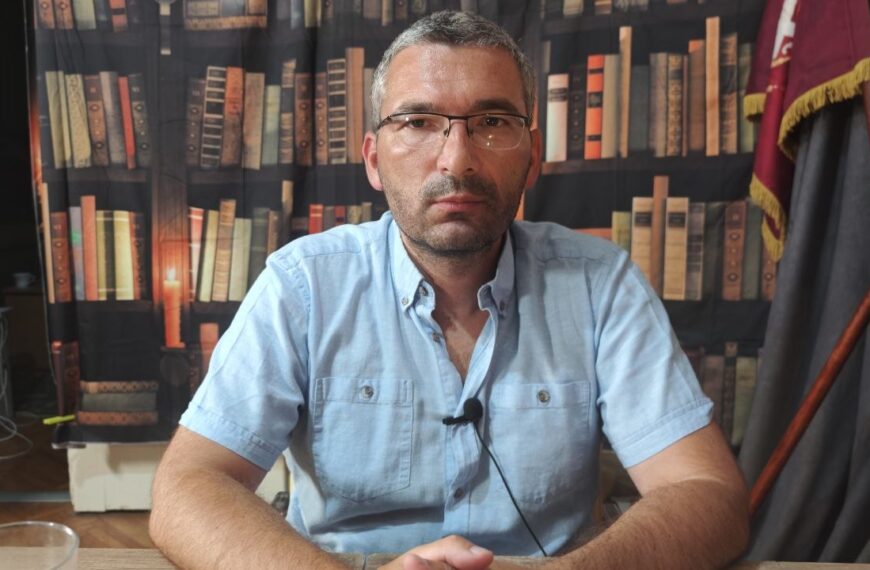 Паровић: Вучић неће изборе, хоће рат! Шаље батинаше са ликом Младића јер не сме генералу на сахрану (ВИДЕО)