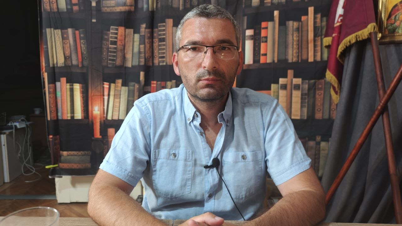 Паровић: Вучић неће изборе, хоће рат! Шаље батинаше са ликом Младића јер не сме генералу на&hellip;