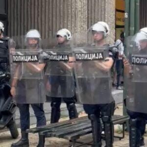 Стравичан снимак: Вучићева полиција насрће на оца са дететом у Ужицу, дете вришти, бачен и сузавац! (ВИДЕО)