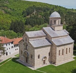 Боже помози: Куртијева полиција од данас чува манастир Високи Дечани! КФОР: Све радимо у договору са представницима СПЦ и Косовске полиције