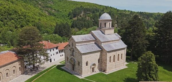 Боже помози: Куртијева полиција од данас чува манастир Високи Дечани! КФОР: Све радимо у договору са представницима СПЦ и Косовске полиције