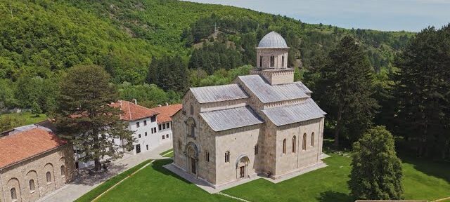 Боже помози: Куртијева полиција од данас чува манастир Високи Дечани! КФОР: Све радимо у договору са представницима СПЦ и Косовске полиције