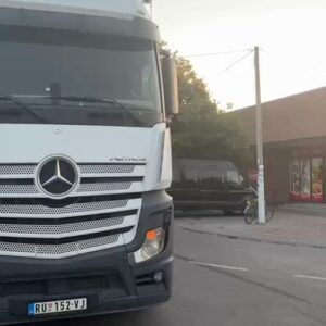 Покушај убиства: Вучићев шлепер „Србија побеђује“ насрнуо на студентски штанд у Купинову (ВИДЕО)
