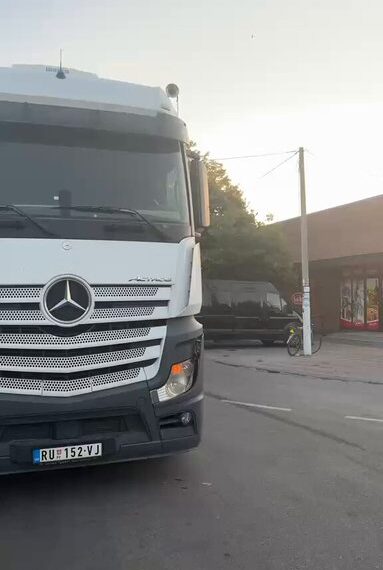 Покушај убиства: Вучићев шлепер „Србија побеђује“ насрнуо на студентски штанд у Купинову (ВИДЕО)