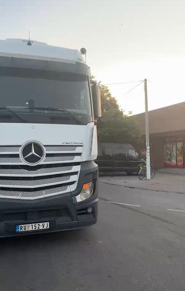 Покушај убиства: Вучићев шлепер „Србија побеђује“ насрнуо на студентски штанд у Купинову (ВИДЕО)