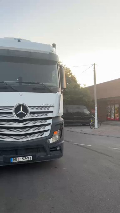 Покушај убиства: Вучићев шлепер „Србија побеђује“ насрнуо на студентски штанд у Купинову (ВИДЕО)