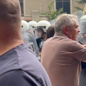 Сузавац, кордон и хапшења: Полиција тера Ужичане са трга, народ скандира „Ухапсите Вучића“, град у ванредном стању (ВИДЕО)