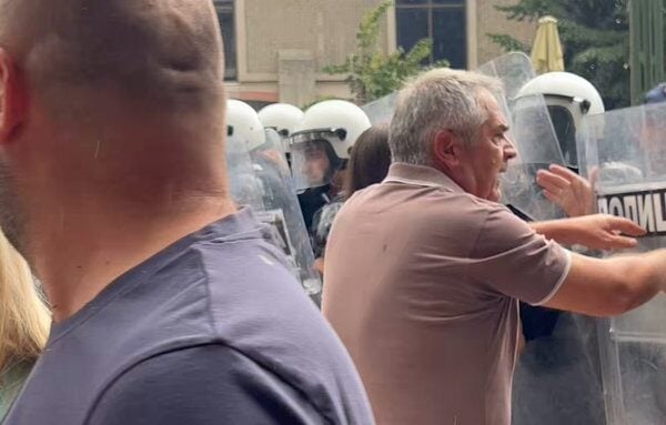 Сузавац, кордон и хапшења: Полиција тера Ужичане са трга, народ скандира „Ухапсите Вучића“, град у ванредном стању (ВИДЕО)