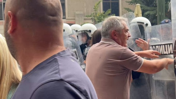 Сузавац, кордон и хапшења: Полиција тера Ужичане са трга, народ скандира „Ухапсите Вучића“, град у ванредном&hellip;