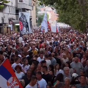 УЖИВО Огромна колона на студентском протесту у Ваљеву: Почела хапшења, десетине марица и оклопних возила крстаре градом! (ВИДЕО)