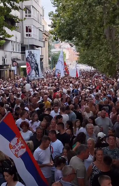 УЖИВО Огромна колона на студентском протесту у Ваљеву: Почела хапшења, десетине марица и оклопних возила крстаре градом! (ВИДЕО)