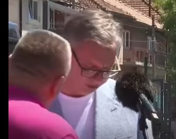 Човек пришао Вучићу: Ацо брате мој, ајде види па ми ћерку запосли за стално! (ВИДЕО)