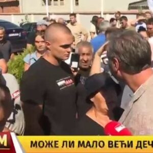 „Где сте научили тако да глумите?“: Вучић се свађао са женом у Прокупљу и нудио јој новац на руке (ВИДЕО)