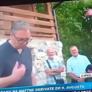 „Стварно је дебил“: Вучић голим рукама узео вруће ћевапе са роштиља – испржио се пред камерама (ВИДЕО)