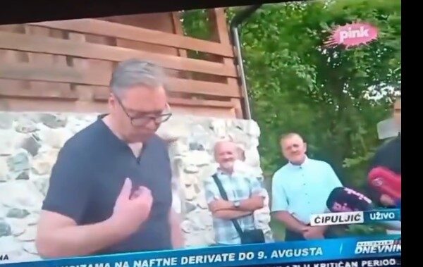 „Стварно је дебил“: Вучић голим рукама узео вруће ћевапе са роштиља – испржио се пред камерама (ВИДЕО)