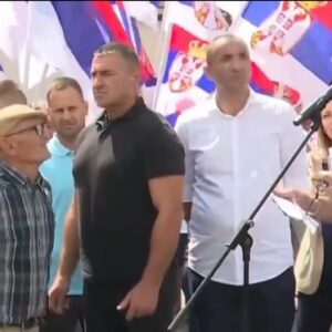 Сцене срама на Вучићевој турнеји: Старац клечи пред Вучићем који се свађа, лаже и понижава „марву“ (ВИДЕО)
