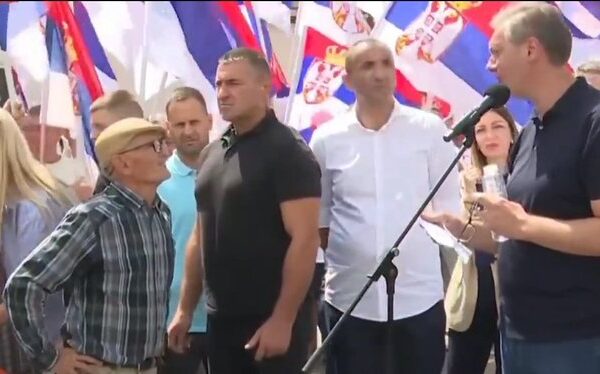 Сцене срама на Вучићевој турнеји: Старац клечи пред Вучићем који се свађа, лаже и понижава „марву“ (ВИДЕО)