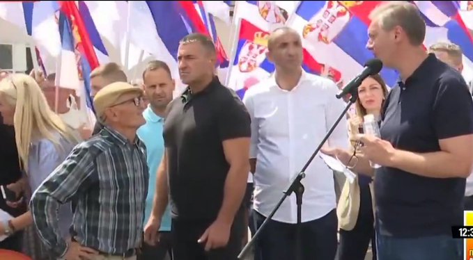 Сцене срама на Вучићевој турнеји: Старац клечи пред Вучићем који се свађа, лаже и понижава „марву“ (ВИДЕО)