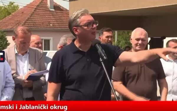 Сцене срама на Вучићевој турнеји: Старац клечи пред Вучићем који се свађа, лаже и понижава „марву“ (ВИДЕО)