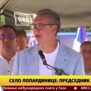 „Он презире српски народ и Србију“: Нови Вучићев дебакл у кампањи – виче на присталице, свађа се… (ВИДЕО)