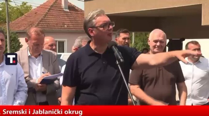 Сцене срама на Вучићевој турнеји: Старац клечи пред Вучићем који се свађа,…