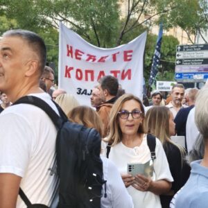 НЕЋЕТЕ КОПАТИ Протест еколошких организација у Београду: Подигнута „црвена линија“ одбране животне средине и здравља грађана (ВИДЕО)