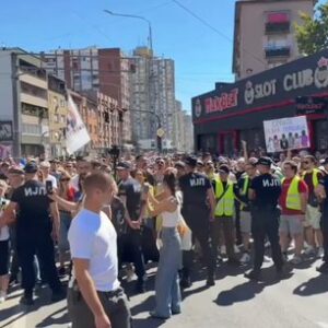 Хаос у Нишу: Вучић дошао на СНС скуп, дочекао га бесан народ! Јаке снаге полиције га чувају (ВИДЕО)