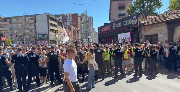 Хаос у Нишу: Вучић дошао на СНС скуп, дочекао га бесан народ! Јаке снаге полиције га чувају (ВИДЕО)