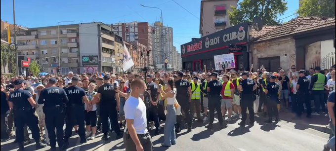 Хаос у Нишу: Вучић дошао на СНС скуп, дочекао га бесан народ! Јаке снаге полиције га&hellip;