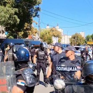 Хаос у Нишу: Вучића дочекао бесан народ! Полиција гура грађане, лете јаја (ВИДЕО)