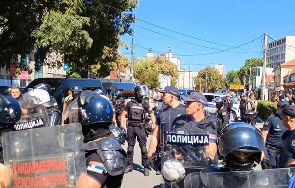 Хаос у Нишу: Вучића дочекао бесан народ! Полиција гура грађане, лете јаја (ВИДЕО)