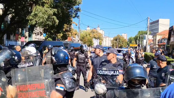 Хаос у Нишу: Вучића дочекао бесан народ! Полиција гура грађане, лете јаја (ВИДЕО)