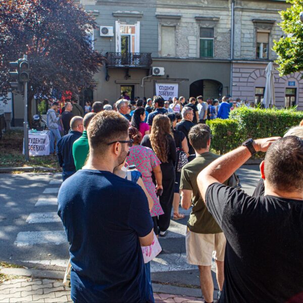 Редови широм Србије: Народ хрли да потпише подршку студентима за изборе (ФОТО)