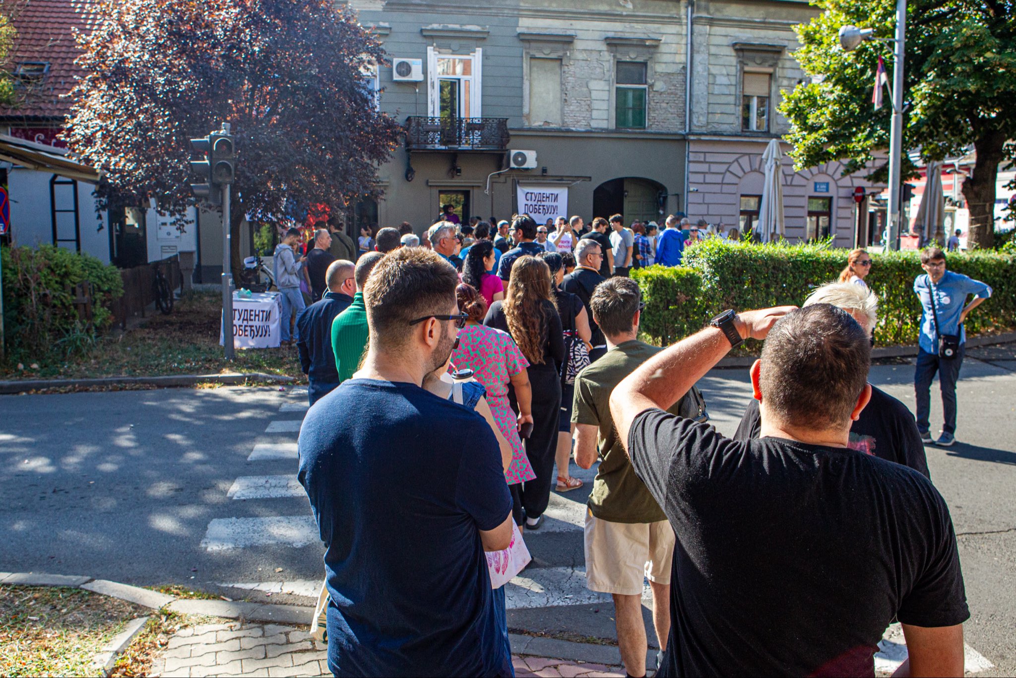 Редови широм Србије: Народ хрли да потпише подршку студентима за изборе (ФОТО)
