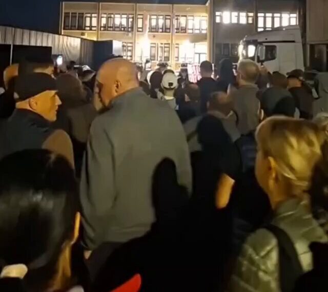 Протест у Кули због хапшења ветерана који је поломио штанд СНС-а: „Месецима је био мета таргетирања напредњака“