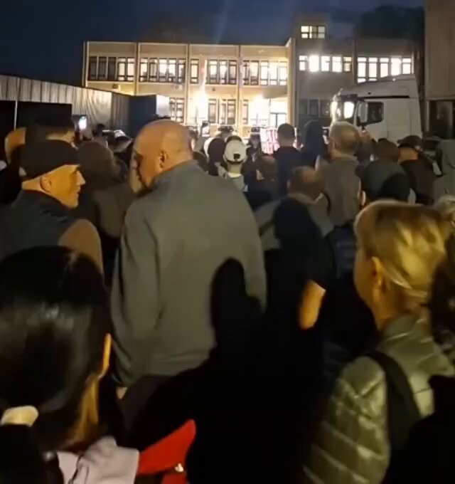 Протест у Кули због хапшења ветерана који је поломио штанд СНС-а: „Месецима је био мета таргетирања напредњака“