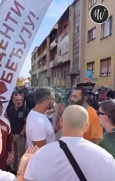 Зајечар: Мушкарац са СНС штанда напао и вређао окупљене на студентском штанду, полиција одбила да изађе! (ВИДЕО)