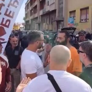 Зајечар: Мушкарац са СНС штанда напао и вређао окупљене на студентском штанду, полиција одбила да изађе! (ВИДЕО)