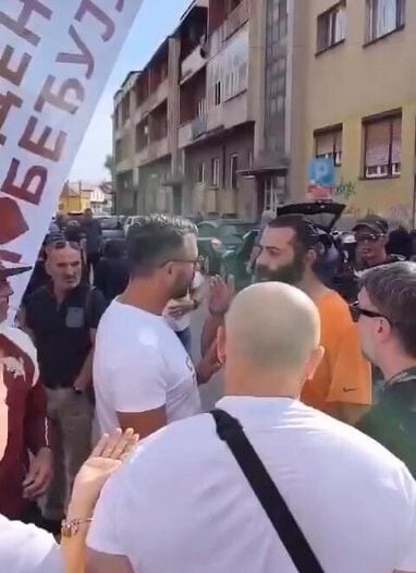 Зајечар: Мушкарац са СНС штанда напао и вређао окупљене на студентском штанду, полиција одбила да изађе! (ВИДЕО)