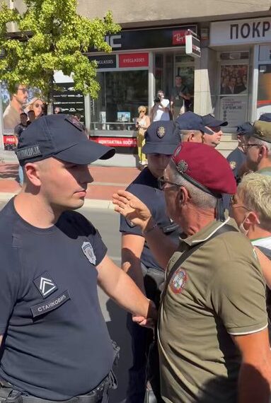 „Идите на Косово“ Огромне снаге полиције спречавају Нишлије да дођу до зграде у којој је Вучић,&hellip;
