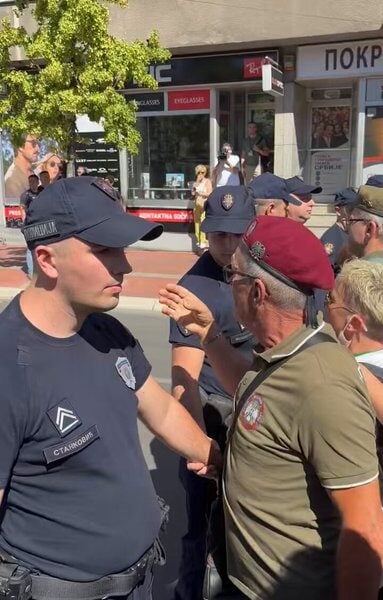 Кордон зауставио Нишлије на 300 м од Вучића, студенти, грађани и ратни ветерани желе да га „поздраве“